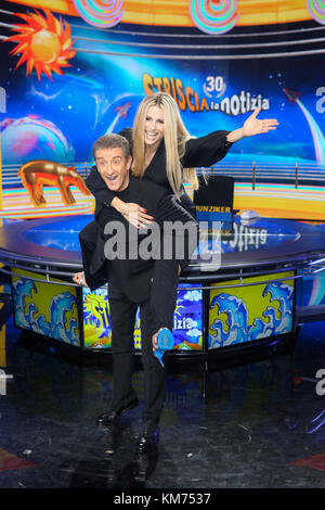 Milano, Italia. 04 Dic, 2017. Michelle Hunziker e Ezio Greggio scherzando durante il photocall. Credito: Luca marenda/Pacific press/alamy live news Foto Stock