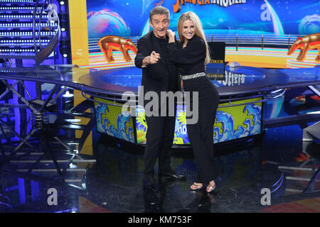 Milano, Italia. 04 Dic, 2017. Michelle Hunziker ancora una volta insieme con Ezio Greggio nella striscia studio nel canale 5. Credito: Luca marenda/Pacific press/alamy live news Foto Stock