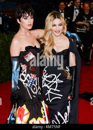 NEW YORK, NY - 04 Maggio: Katy Perry, Madonna assiste la " Cina: attraverso il Looking Glass' Costume Institute Gala benefici al Metropolitan Museum of Art il 4 maggio 2015 a New York City. Persone: Katy Perry, Madonna Foto Stock