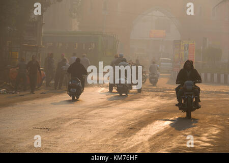 La mattina presto ambient street scene di Amritsar, India Foto Stock