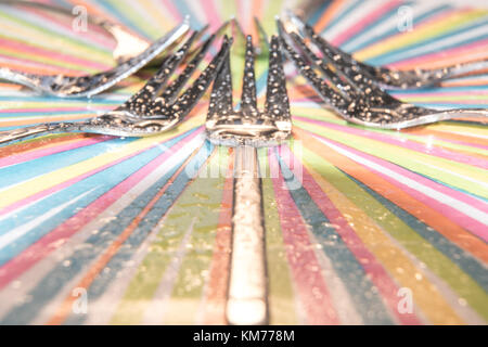 Posate isolato - forcella sagome su bianco e lo sfondo colorato Foto Stock