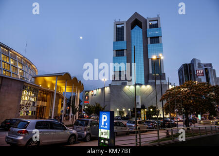 Porto Portogallo,Mercado Bom Sucesso,esterno,Shopping Cidade do Porto,edificio,strada,parcheggio,luna,crepuscolo,ispanico,immigranti immigrati,Portugal Foto Stock