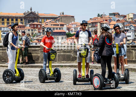 Porto Portogallo,centro storico,se do Porto,Cattedrale di Porto,condominio residenziale,skyline della città,tetti,uomo uomo uomo maschio,donna donna donna donna, ragazzo bo Foto Stock