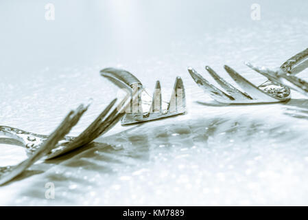 Posate isolato - forcella sagome su bianco e lo sfondo colorato Foto Stock