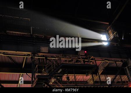 Le foto all'interno di impianto di produzione di acciaio che mostra dure condizioni di lavoro che si occupano di acciaio fuso Foto Stock