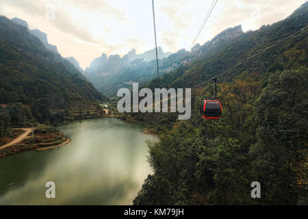 Viaggiando lungo la montagna tianmen funivia, la più lunga cabinovia di montagna nel mondo Foto Stock