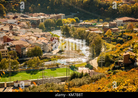 Viste del Jerte fiume che attraversa la città di Navaconcejo nella Valle del Jerte, Estremadura, Spagna Foto Stock