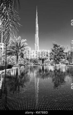 ,Dubai EMIRATI ARABI UNITI-febbraio 27, 2017: bella Burj Khalifa e riflesso nell'acqua,Emirati arabi uniti Foto Stock