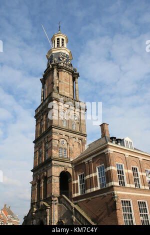 Il XIV secolo Wijnhuis torre sulla piazza Groenmarkt nel centro della città vecchia di Zutphen, Paesi Bassi Foto Stock