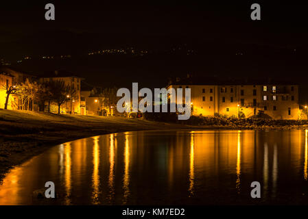 Lierna vista notturna in una notte autunnale Foto Stock