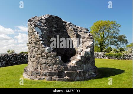 Il moncone della torre rotonda all'interno di massicce mura del monastero nendrum, isola mahee, Strangford Lough, Co. Down, Irlanda del Nord Foto Stock
