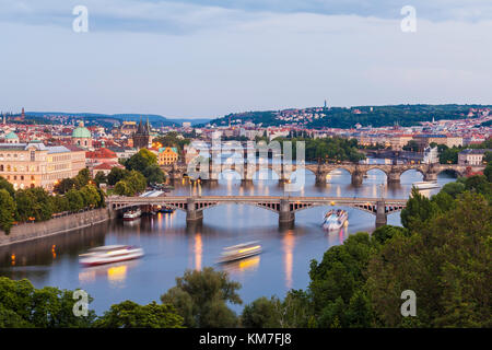 Tschechien, Prag, Moldava, Stadtansicht, Blick auf die Altstadt und die Kleinseite, Karlsbrücke, Brücken, Ausflugsboote, Schiffe Foto Stock