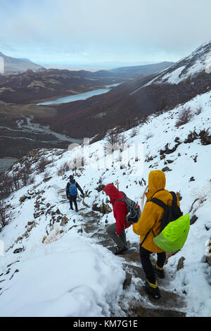 Gli escursionisti in neve sulla pista di laguna de los Tres, Parque Nacional Los Glaciares (area del patrimonio mondiale), Patagonia, Argentina, Sud America (MR) Foto Stock