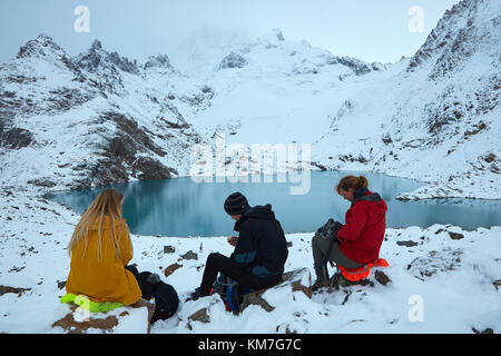 Gli escursionisti in neve a laguna de los Tres, Parque Nacional Los Glaciares (area del patrimonio mondiale), Patagonia, Argentina, Sud America (MR) Foto Stock