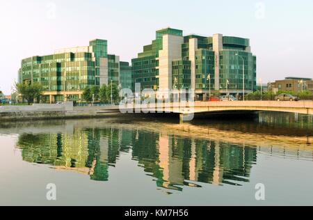 International Financial Services Centre (IFSC) sulla riva nord del fiume Liffey adiacente alla Custom House. Dublino, Irlanda Foto Stock