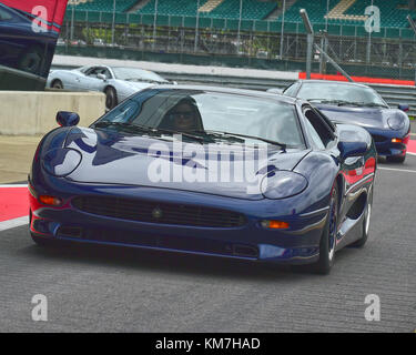 Jaguar XJ220, XJ220, Silverstone Classic, luglio 2017, Silverstone, Chris McEvoy, il circuito da corsa, cjm-fotografia, Classic Cars Racing, concorrenza, hi Foto Stock