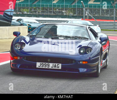 Jaguar XJ220, XJ220, Silverstone Classic, luglio 2017, Silverstone, Chris McEvoy, il circuito da corsa, cjm-fotografia, Classic Cars Racing, concorrenza, hi Foto Stock