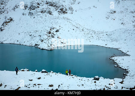 Gli escursionisti in neve a laguna de los Tres, Parque Nacional Los Glaciares (area del patrimonio mondiale), Patagonia, Argentina, Sud America (MR) Foto Stock