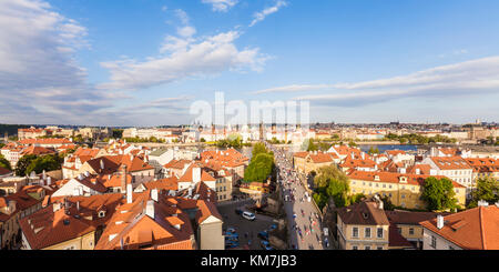 Tschechien, Prag, Stadtansicht, Blick von der Kleinseite über Moldau und Karlsbrücke zur Altstadt, Skyline, Panorama Foto Stock