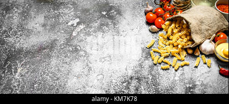 La pasta in borsa con verdure. su sfondo rustico. Foto Stock