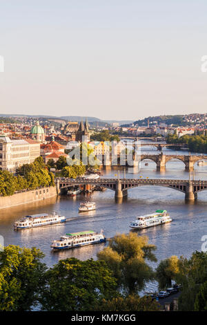 Tschechien, Prag, Moldava, Stadtansicht, Blick auf die Altstadt, Karlsbrücke, Brücken, Ausflugsboote, Schiffe Foto Stock