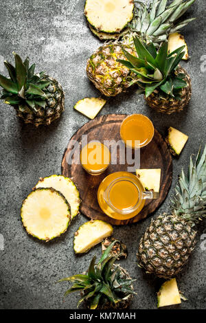 Spremuta di succo di ananas. su sfondo rustico. Foto Stock