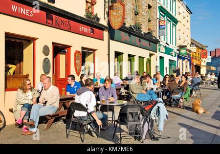 Clifden sulla costa occidentale del Connemara, nella contea di Galway, Irlanda. Serata estiva scena di strada nella trafficata città turistica. Foto Stock