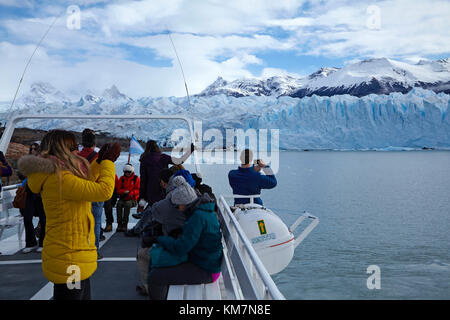 I turisti in barca e il ghiacciaio Perito Moreno, Parque Nacional Los Glaciares (area del patrimonio mondiale), Patagonia, Argentina, Sud America Foto Stock