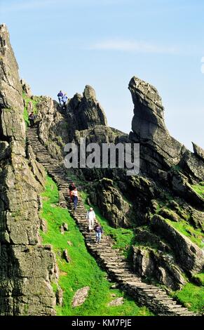 Skellig Michael. L'antica scalinata in pietra conduce al monastero cristiano celtico in cima all'isola di Skellig Michael, Kerry, Irlanda Foto Stock