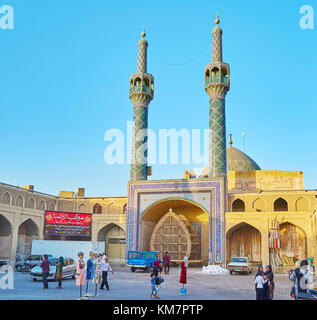 YAZD, IRAN - 17 ottobre 2017: il portale di ingresso di Shahzade Fazl santo santuario vicini con il mercato centrale della città vecchia, il 17 ottobre in Yazd Foto Stock