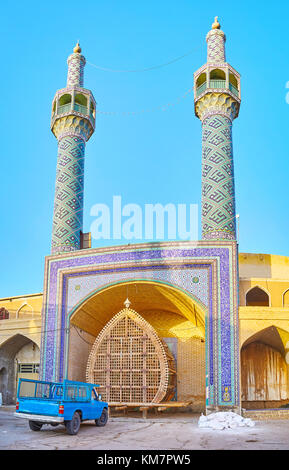 L'ingresso centrale portale piastrellato di Shahzade Fazel Santuario con una costruzione in legno Nakhl in Yazd, Iran Foto Stock