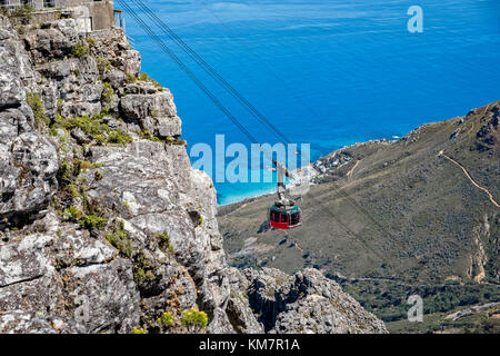 Famosa la cabinovia di Table Mountain transports tourist al vertice. Foto Stock