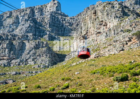 Famosa la cabinovia di Table Mountain transports tourist al vertice. ci può essere anche visto gente camminare fino il sentiero a picco Foto Stock