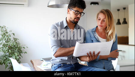 Architetto i colleghi che lavorano in ufficio Foto Stock