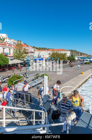 I passeggeri di salire a bordo della Hellenic Seaways FlyingCat al porto di Poros, Isole Saroniche, Grecia Foto Stock