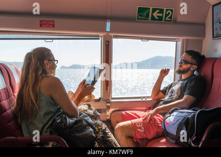 Passeggeri della Hellenic Seaways FlyingCat il traghetto veloce tra Pireo e Hydra, isole greche, Grecia Foto Stock