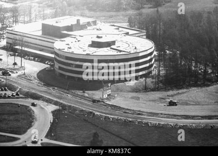 IKEA Kungens Kurva, fondata nel 1964, è il più grande negozio IKEA del mondo, situato a Huddinge, Svezia. Rappresenta una delle principali destinazioni di vendita al dettaglio, offrendo una vasta gamma di arredi e accessori per la casa. Foto Stock