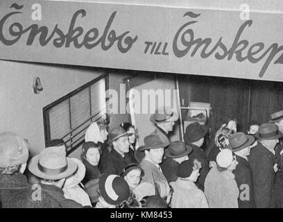 IKEA Kungsgatan, con sede in Svezia, rappresenta un notevole sviluppo al dettaglio degli anni '1950 da parte della società svedese Ikea. Noto per il suo ruolo pionieristico nella vendita al dettaglio di mobili e la creazione di arredi per la casa a prezzi accessibili, questo negozio segna un punto significativo nella storia di Ikeaâ, in quanto riflette l'impegno dell'azienda nel design e nell'innovazione nell'era del dopoguerra. Foto Stock