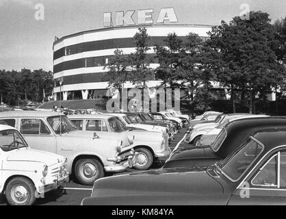 IKEA Kungens Kurva, fondato nel 1966, è il primo negozio IKEA situato in Svezia. Noto per la sua influenza sulla vendita al dettaglio di mobili moderni, il negozio è diventato una parte fondamentale dell'espansione e del successo globale di IKEA. Foto Stock