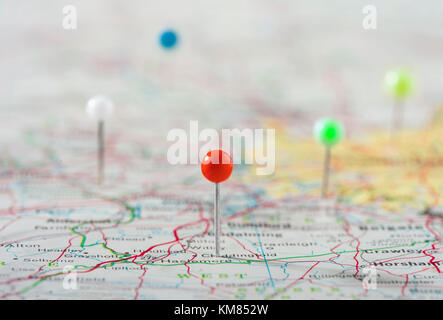 Le puntine sulla mappa destinazioni di marcatura Foto Stock