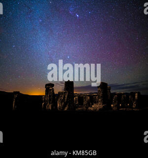 Stonehenge Wiltshire, Inghilterra e stelle di notte Foto Stock