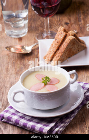 Zuppa di patate con fette di frankfurter Foto Stock