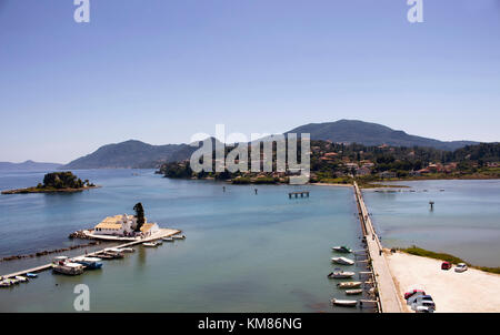 Vista aerea di vlacherna iconica e pontikonisi monasteri in Corfù (Corfu). piccole barche da pesca, case, automobili, il mar Mediterraneo e il paesaggio sono Foto Stock