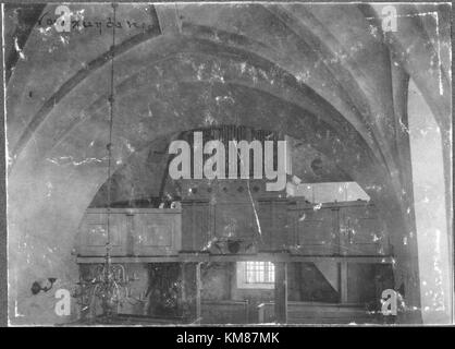 La chiesa di Norrsunda, situata in Svezia, è un edificio storico noto per il suo design architettonico e il suo significato religioso. La chiesa è un punto di riferimento fondamentale nella comunità locale. Foto Stock