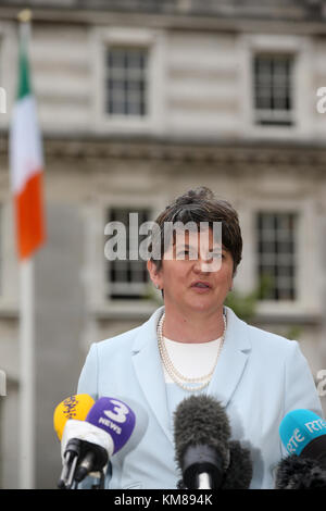 16/06/2017 arlene foster a Dublino. foto sulle fasi di edifici del governo di Dublino è oggi Democratico Unionista del leader del partito arlene foster di parlare ai media dopo il suo incontro con il primo ministro questa mattina. la nazionale irlandese di bandiera, il tricolore, è dietro di lei a sinistra. fotografia: sam boal / rollingnews.ie Foto Stock