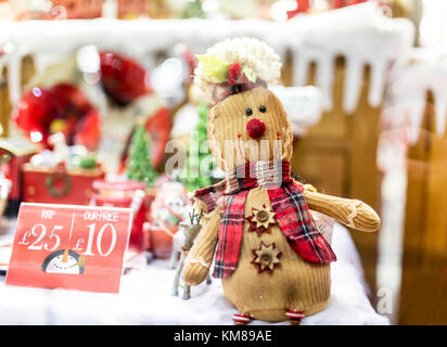 Natale ripieni Rudolf il naso rosso marrone di renne giocattolo morbido che indossa una sciarpa tartan sul display nella vetrina di un negozio nel Regno Unito Foto Stock