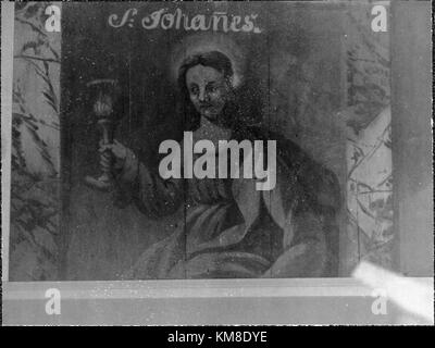 Silleruds kyrka, situata nel comune di Årjäng, Svezia, è una chiesa centrale ottagonale progettata da Emil Viktor Langlet e consacrata il 4 novembre 1888. Presenta una struttura in mattoni con facciate dipinte di bianco, finestre ad arco rotondo e una guglia rivestita di rame in cima al campanile centrale. L'interno vanta un pavimento in legno laccato e un soffitto a volta in legno a coste incrociate. Notevoli arredi includono un fonte battesimale in pietra del 1906 e una pala d'altare del 1903 raffigurante Cristo sulla croce. Foto Stock