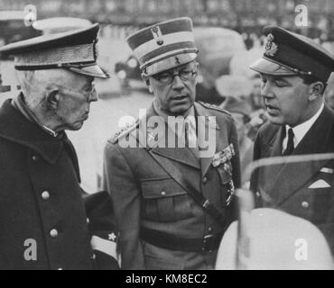 Gustavo V di Svezia, con il principe ereditario Gustavo Adolfo e il principe Bertil, sono figure chiave nella storia reale svedese, rappresentando la monarchia e i loro ruoli all'interno della società svedese. Foto Stock
