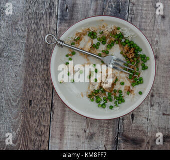 Piatto di avanzi di cibo su un rustico in legno con sfondo spazio copia Foto Stock