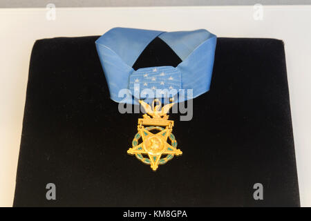 La medaglia d'onore presentata ai destinatari dell'esercito degli Stati Uniti in mostra nel cimitero nazionale di Arlington, Virginia, Stati Uniti. Foto Stock